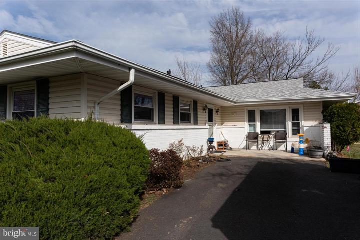 107 E Poplar Rd, Sterling, VA 20164